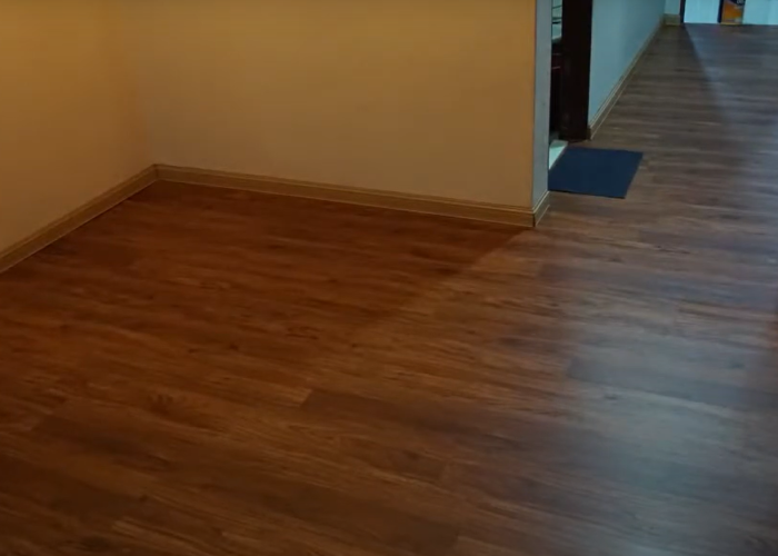 Modern and clean SPC flooring after the expert installation in a home
